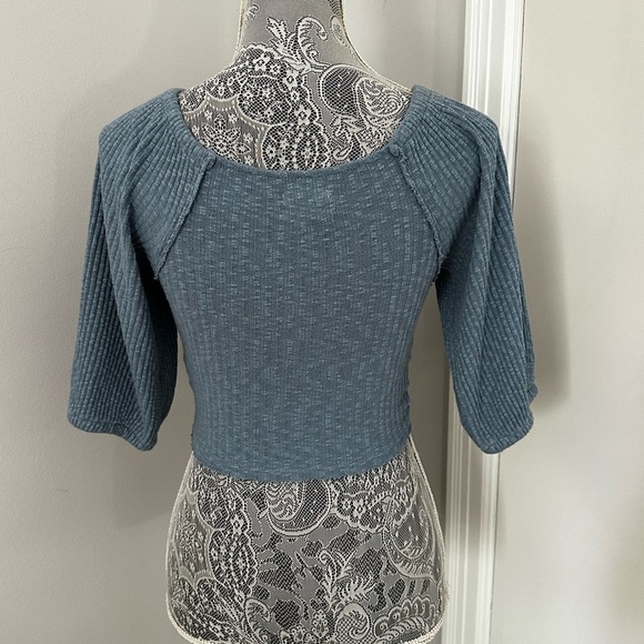 Urban Outfitter Medium Powder Blue Twist Cropped Top. Raw Hem. Balloon Sleeves. - Picture 3 of 15